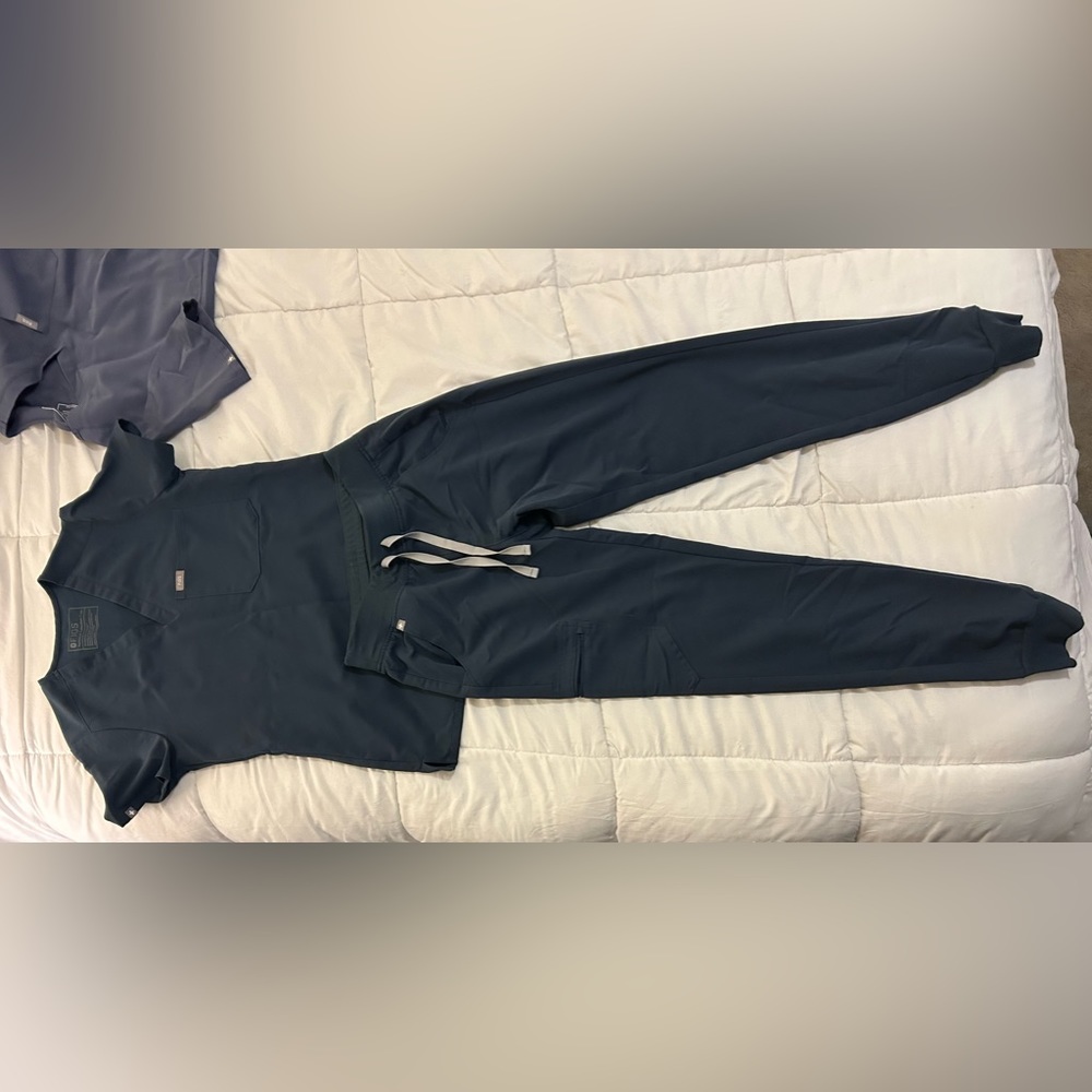 Figs scrubs XS top and bottom set